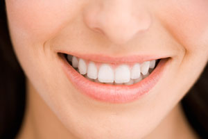 6 Cara Memutihkan Gigi Secara Cepat dan Alami