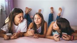 adolescentes con celulares