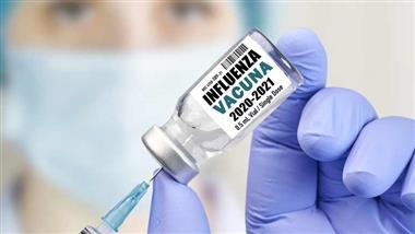 la relación entre la vacuna contra la gripe y las muertes por covid