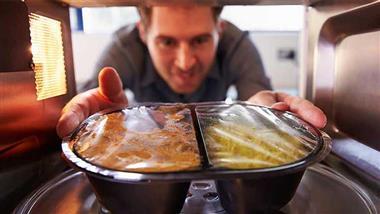 how microwaves transfer plastic to your foods