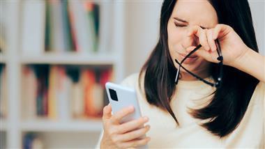 smartphone scrolling eye strain