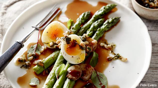 Ketogenic Diet Recipe: Asparagus With Eggs, Capers and Bone Broth
