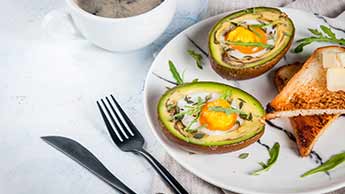 Café da manhã saudável com abacates assados