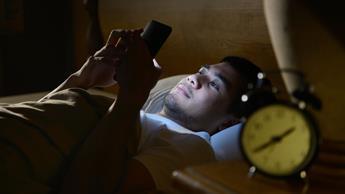 Ficando acordado até tarde na cama com um smartphone