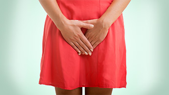 Une femme qui se tient le bas-ventre au niveau de l’utérus