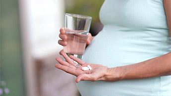 беременные женщины принимают витамины