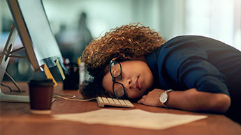 женщина спит на рабочем столе
