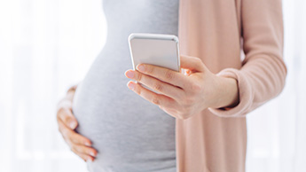 femme enceinte avec téléphones portables