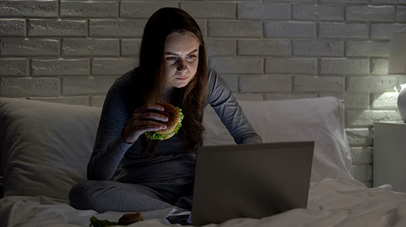 就寝前に食べると睡眠に影響する